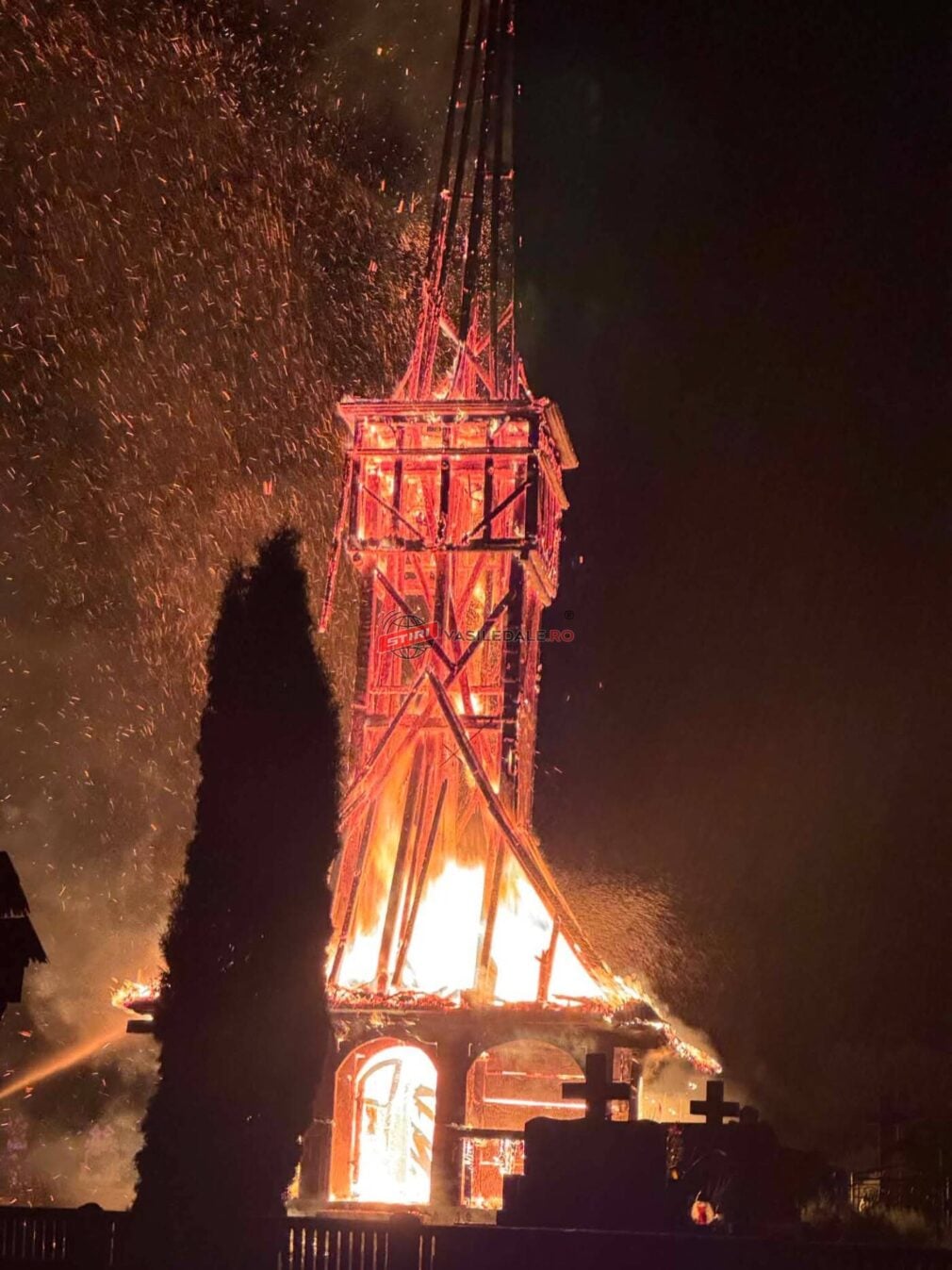O biserică de lemn din Maramureş, veche de peste 300 de ani, a ars în întregime. Era monument istoric VIDEO