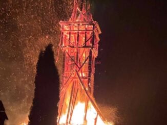 O biserică de lemn din Maramureş, veche de peste 300 de ani, a ars în întregime. Era monument istoric VIDEO