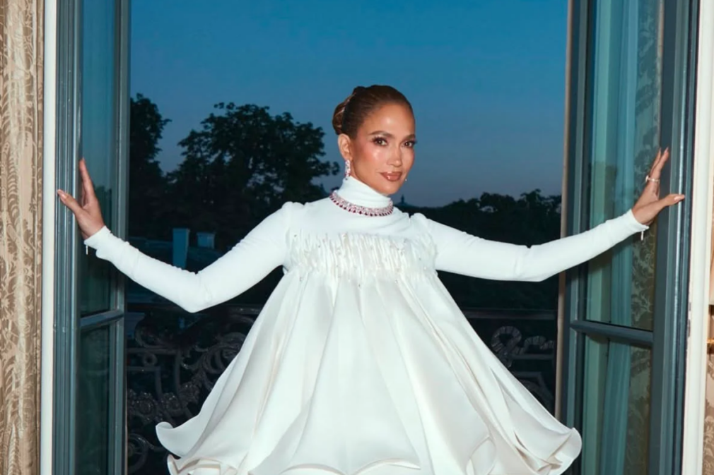 Jennifer Lopez a impresionat la aniversarea sa cu o rochie albă spectaculoasă. Apariția care a cucerit Parisul