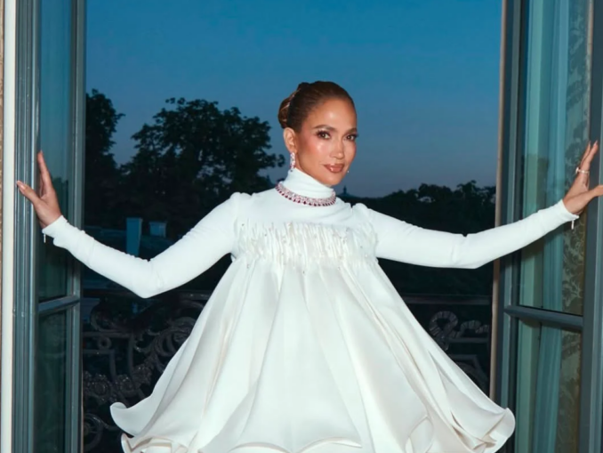 Jennifer Lopez a impresionat la aniversarea sa cu o rochie albă spectaculoasă. Apariția care a cucerit Parisul