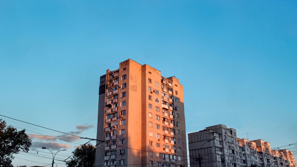 Lifturile promise de PSD pentru blocurile ridicate înainte de 1990, blocate de „inginerii lui Ceaușescu.” Asociațiile de proprietari ridică din sprâncene