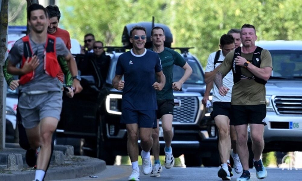 Emmanuel Macron a ieșit la alergat pe străzile din Ankara purtând faimoșii săi ochelari  – VIDEO