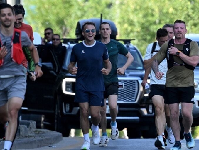 Emmanuel Macron a ieșit la alergat pe străzile din Ankara purtând faimoșii săi ochelari  – VIDEO