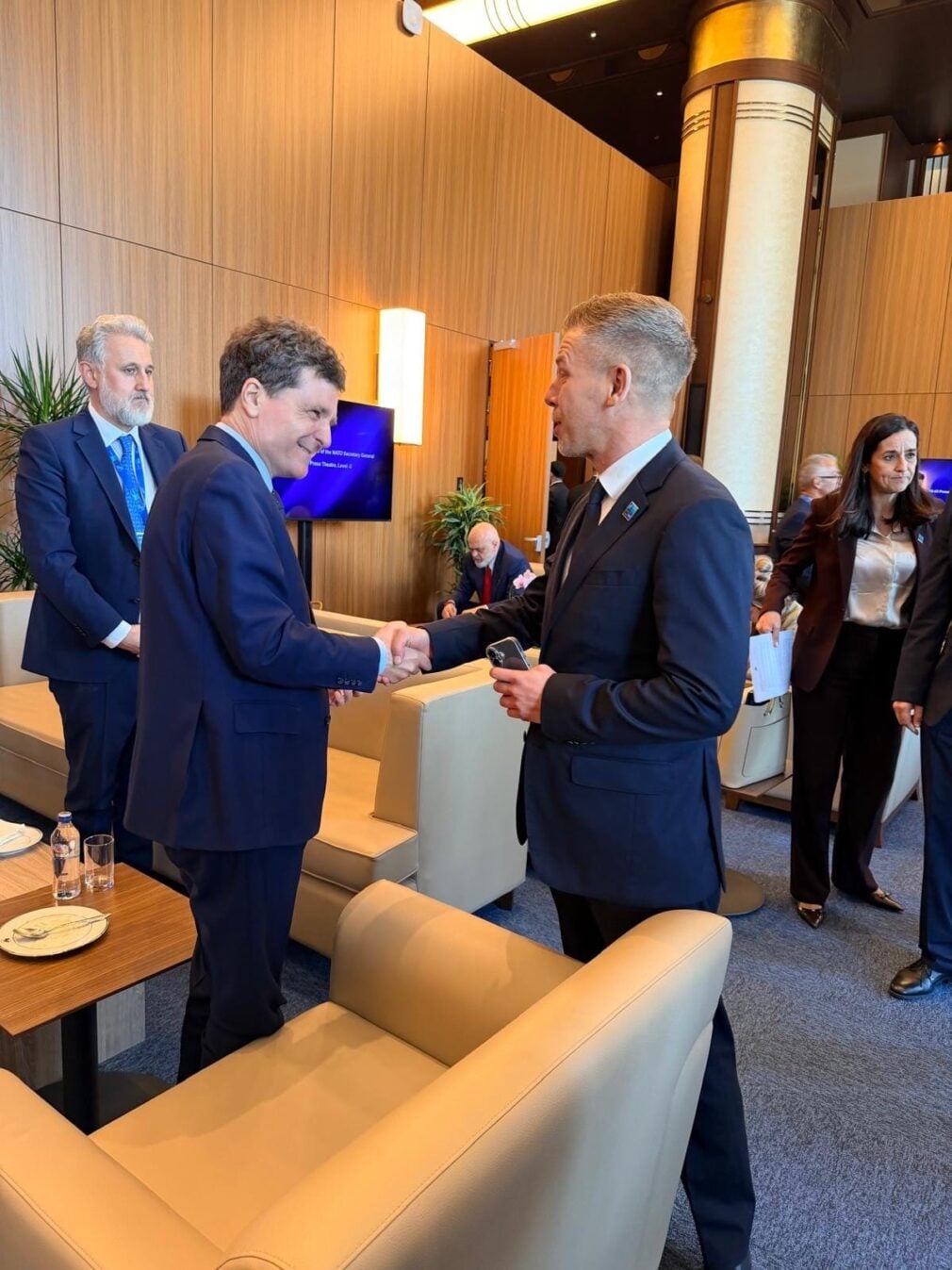 Nicușor Dan a avut o scurtă întrevedere cu premierul maghiar Péter Magyar la summitul NATO de la Ankara