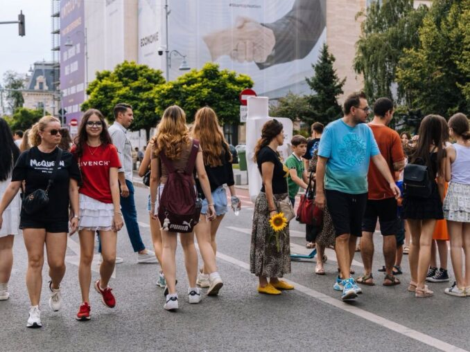 SONDAJ 72% dintre români cred că țara merge într-o direcție greșită. Presa și influencerii, la coada încrederii