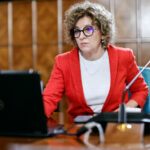 Oana Gheorghiu susține că 10 persoane cumulează 47 de funcții în companiile de stat din energie și obțin venituri de până la 75.000 de lei pe lună.