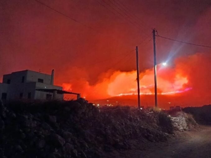 Incendiile se extind în sudul Europei. Evacuări pe insula Paros, destinație preferată și de turiștii români
