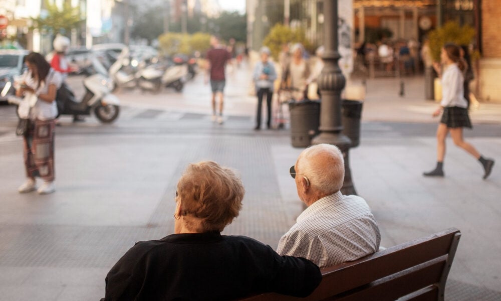 Pensia nu mai e suficientă. Aproape 3 din 10 pensionari activi din Europa pun că muncesc pentru că au nevoie de bani