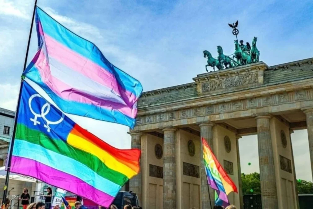 O persoană a murit și altele au fost rănite la parada LGBT din Berlin. Pe cine suspectează Poliția