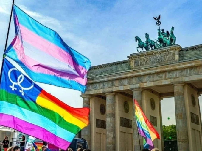 O persoană a murit și altele au fost rănite la parada LGBT din Berlin. Pe cine suspectează Poliția