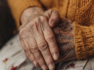 EXCLUSIV Bucuria unei bătrâne care nu vede cu un ochi când a primit medicamente de la Crucea Roșie, de 600 de lei. Singurii companioni ai săi sunt trei câini