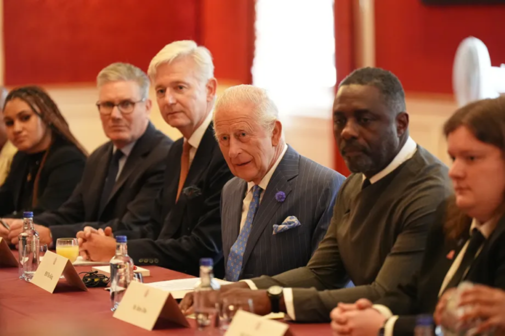 Omul de încredere al regelui Charles pleacă de la Palatul Buckingham după 20 de ani