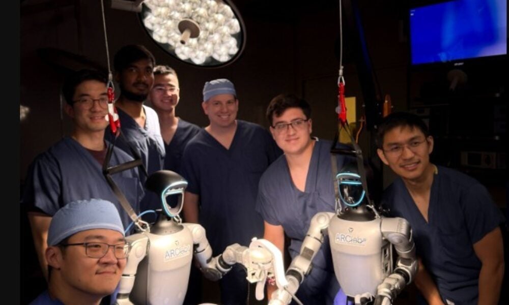 Prima operație din lume realizată de roboți umanoizi pe un pacient viu