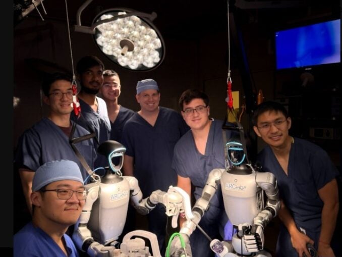 Prima operație din lume realizată de roboți umanoizi pe un pacient viu