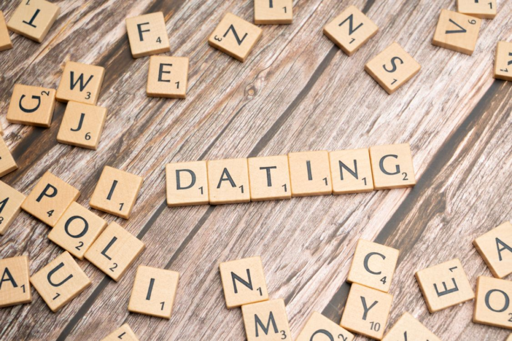 Rețeaua site-urilor de dating din Iași, în centrul unor alerte de fraudă și spălare de bani în Franța
