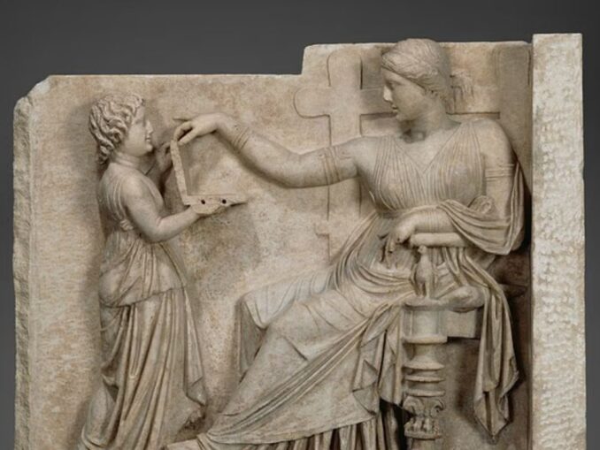 Statuia grecească „cu laptop” care a reaprins teoriile despre călătoria în timp