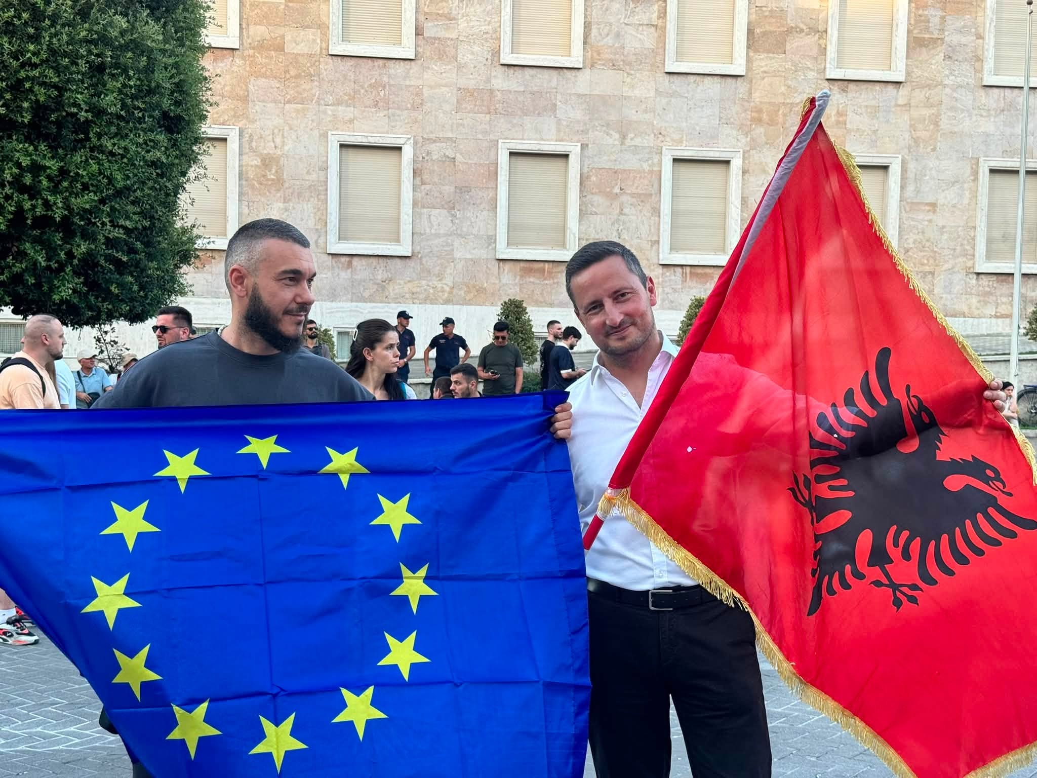 Revoluția Flamingo, ca Roșia Montană. Europarlamentarul român care a mers pe străzile Tiranei crede că Europa „nu-i poate amăgi” pe albanezi