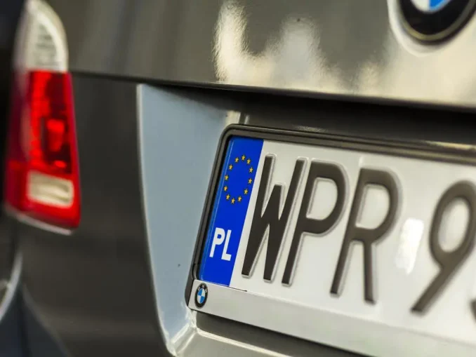Mii de șoferi din Italia își înmatriculează mașinile în Polonia pentru a plăti RCA mai ieftin. Autoritățile vor să pună capăt fenomenului