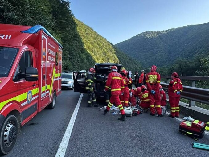 Pasagerul unei mașini, strivit de un bolovan căzut de pe un versant, pe Valea Oltului