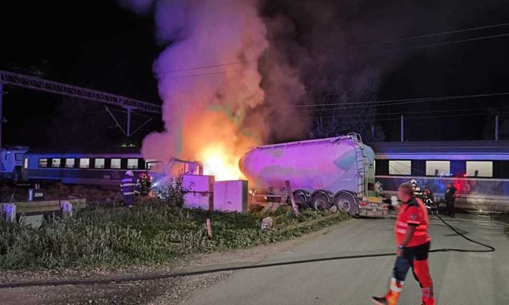 Tren cu aproximativ 200 de pasageri, lovit de o autocisternă în Bacău. Vehiculul a luat foc după impact