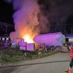 Tren InterRegio implicat într-o coliziune cu o autocisternă încărcată cu ciment în județul Bacău, după ce vehiculul a luat foc.