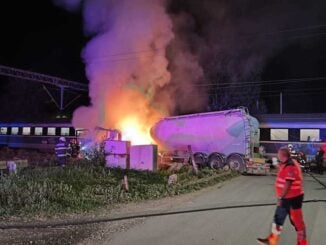 Tren cu aproximativ 200 de pasageri, lovit de o autocisternă în Bacău. Vehiculul a luat foc după impact