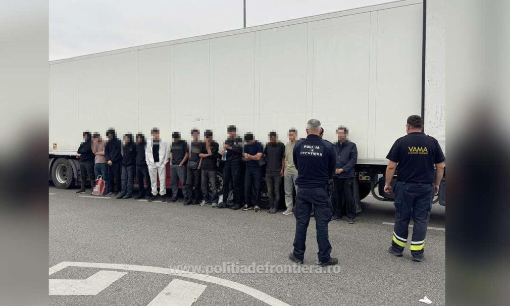 VIDEO Migranți iranieni și irakieni au fost găsiți într-un TIR, la Vama Calafat, ascunși printre șervețele și apă