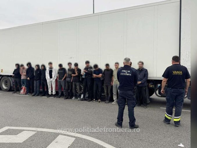 VIDEO Migranți iranieni și irakieni au fost găsiți într-un TIR, la Vama Calafat, ascunși printre șervețele și apă