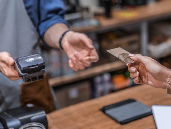 Automatizează-ți procesul de vânzare: cum să folosești un sistem POS în afacerea ta nouă