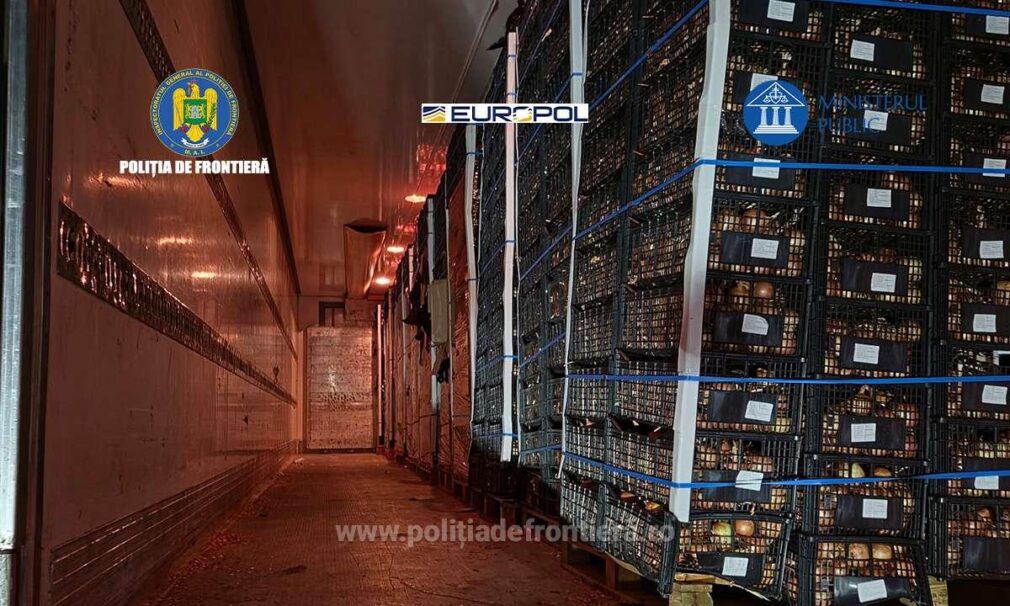 „Țigări la kilogram”. O rețea româno-moldoveană aducea țigări de contrabandă ascunse în transporturi de legume