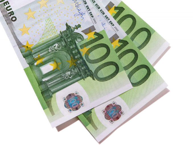 Euro scade la cursul BNR, dar rămâne aproape de maximul istoric. Cum sunt afectați cei care au rate, economii sau schimbă valută