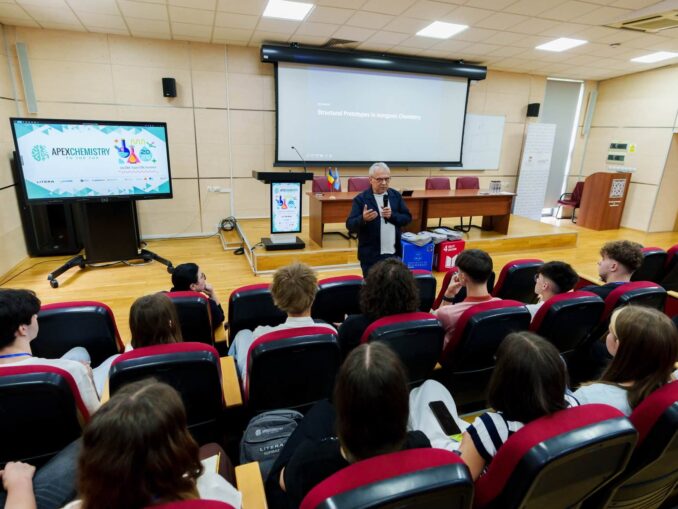 APEX Scientific 2026: Școli de vară pentru tinerii care doresc o carieră științifică