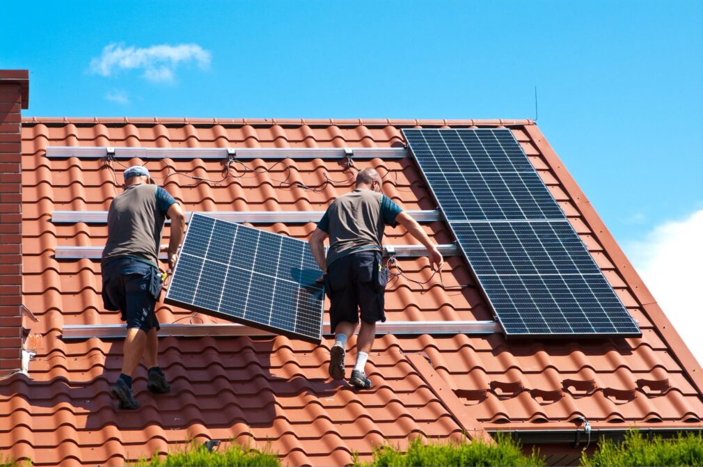 România are aproape 360.000 de prosumatori. Tot mai mulți români își stochează energia produsă