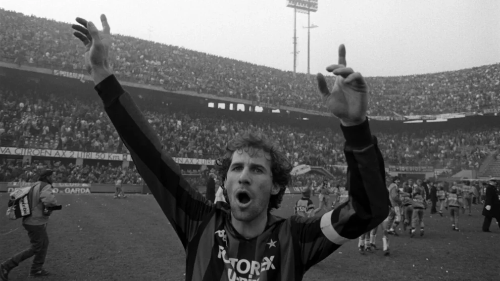 Imagini impresionante de la înmormântarea lui Franco Baresi. Mii de fani și-au luat rămas bun de la idolul lor