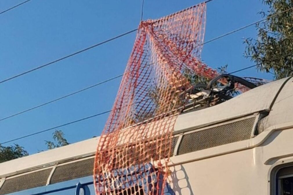 Incident pe calea ferată în Timiș. O panglică s-a prins de firul de contact