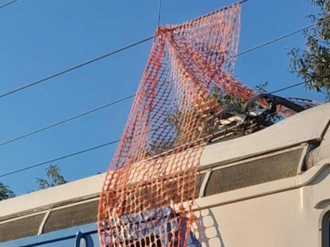 Incident pe calea ferată în Timiș. O panglică s-a prins de firul de contact