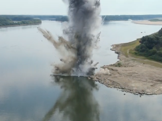 VIDEO A treia oară cu noroc. Stânca Pârjoaia a fost detonată cu 180 de kilograme de explozibil