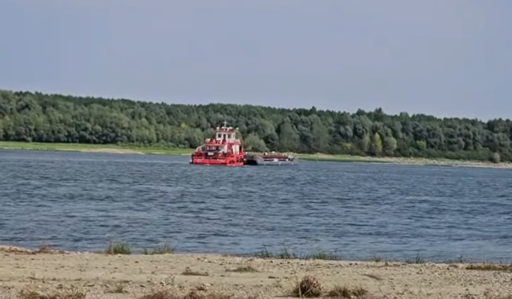 UPDATE VIDEO A început scufundarea ultimelor două barje în Dunăre