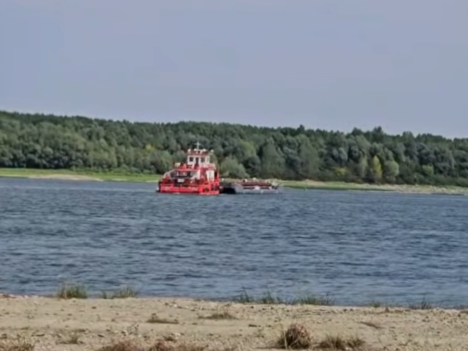 UPDATE VIDEO A început scufundarea ultimelor două barje în Dunăre