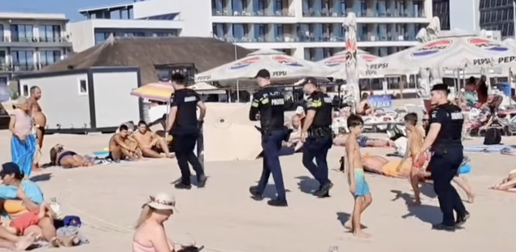 VIDEO Alertă pe litoral după ce un turist a scos din mare un posibil fragment de dronă