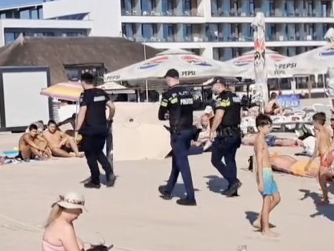 VIDEO Alertă pe litoral după ce un turist a scos din mare un posibil fragment de dronă