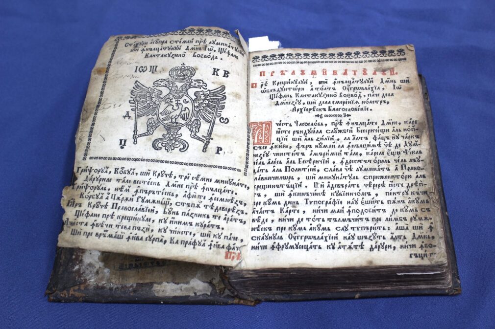 Un ceaslov vechi de peste 300 de ani, expus la un muzeu din Baia Mare