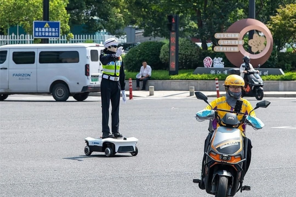 „Roboții polițiști” vor dirija traficul în China VIDEO