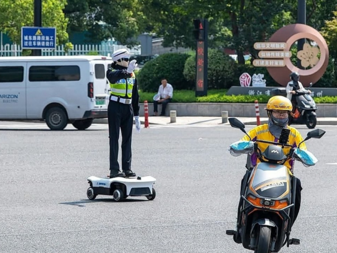 „Roboții polițiști” vor dirija traficul în China VIDEO