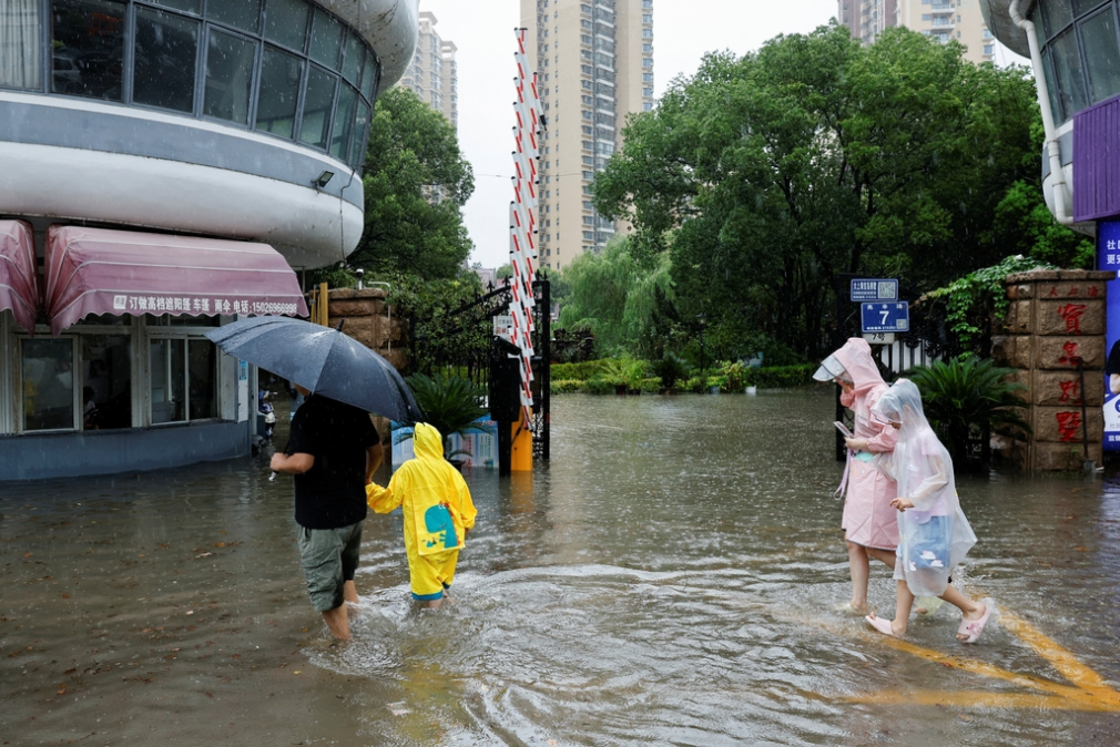 VIDEO China evacuează un milion de persoane din cauza taifunului Dolphin