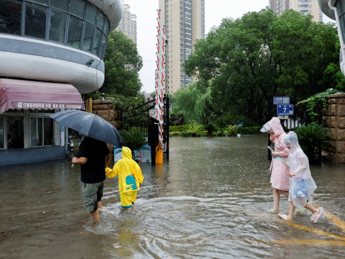 VIDEO China evacuează un milion de persoane din cauza taifunului Dolphin
