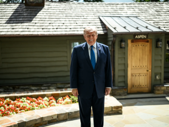 Donald Trump, din nou în centrul unei alerte de securitate. Un bărbat înarmat supraveghea terenul său de golf