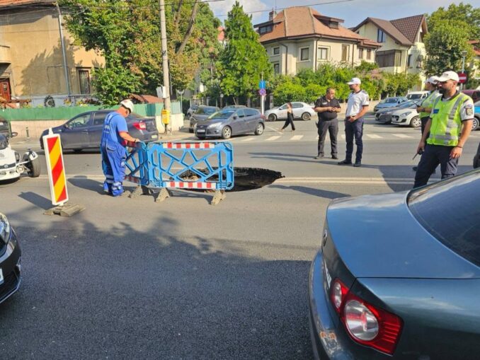Groapă uriașă pe Bulevardul Eroilor din București. Cântăreața Carmen Șerban și-a avariat mașina în craterul din asfalt VIDEO