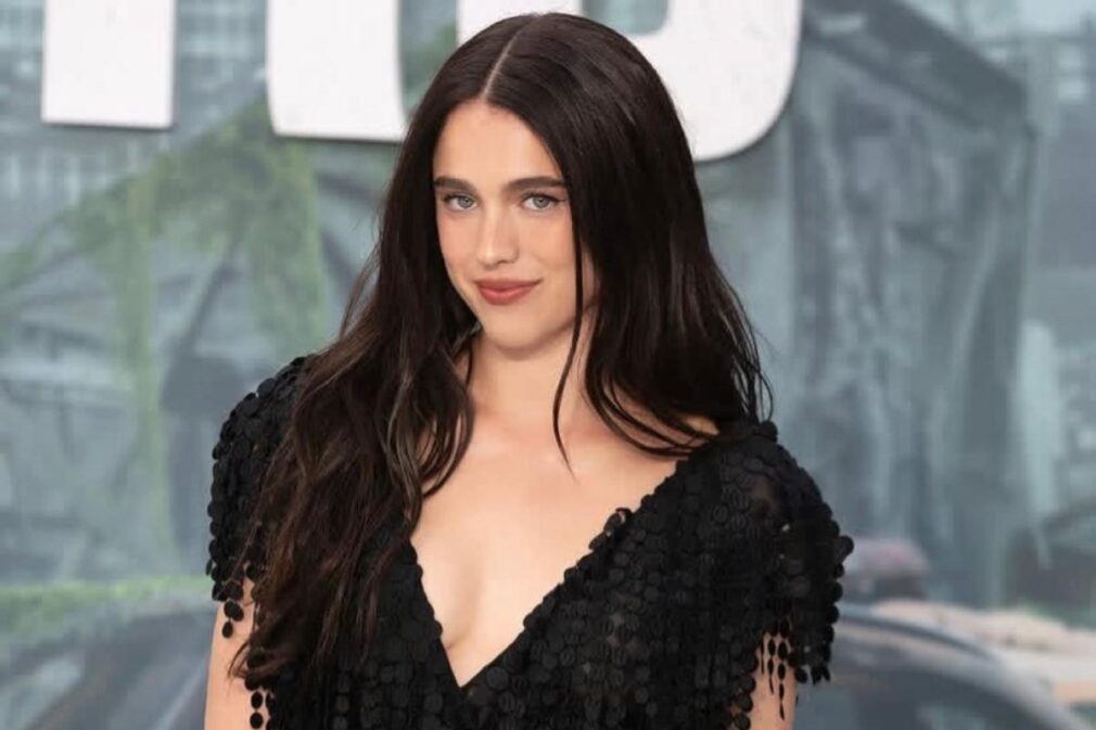 VIDEO Cum arată pantofii Chanel purtați de Margaret Qualley. Designul neobișnuit a împărțit internetul în două