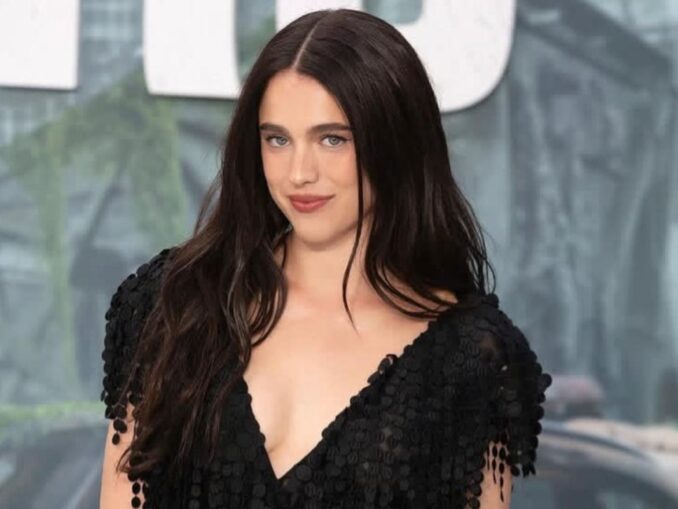 VIDEO Cum arată pantofii Chanel purtați de Margaret Qualley. Designul neobișnuit a împărțit internetul în două